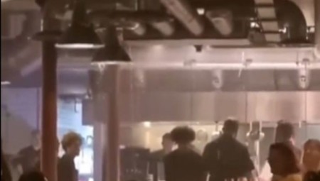 بريطانيا…إخلاء 90 عميلاً من مطعم في كارديف بعد أن تسببت الأمطار الغزيرة في حدوث فيضان فيه