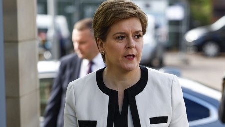 نيكولا ستيرجن تعلن تجميد إيجار العقارات في اسكتلندا