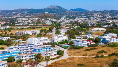 بريطانية تتعرض للاغتصاب الجماعي من ثمانية رجال في فندق في جزيرة يونانية