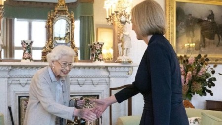 ملكة بريطانيا تؤجل اجتماعاً لكبار الوزراء بسبب وعكة صحية