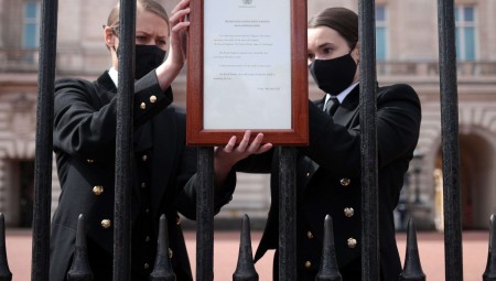 قصر باكينغهام يعلق نعي الملكة إليزابيث الثانية على أبوابه