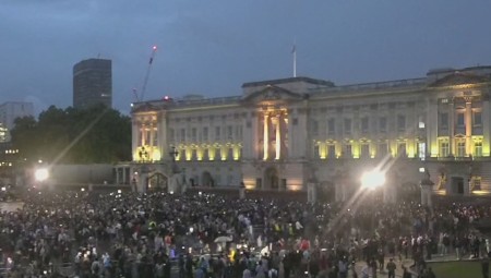 آلاف البريطانيين يتجمهرون أمام قصر باكينغهام ليؤدوا النشيد الوطني عقب إعلان وفاة الملكة إليزابيث