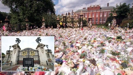 بحر من باقات الزهور أمام قصر باكنغهام تكريماً لملكة بريطانيا الراحلة إليزابيث الثانية