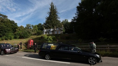 نعش الملكة إليزابيث يغادر قصر بالمورال باتجاه إدنبرة