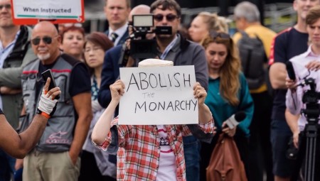 مظاهرات تطالب بإسقاط النظام الملكي على خلفية اعتلاء الملك تشارلز الثالث العرش
