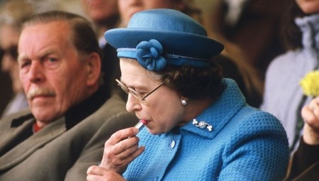 موظفون في القصر الملكي يكشفون عن الإشارات السرية التي استخدمتها الملكة إليزابيث