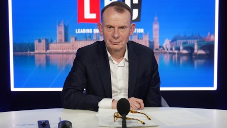 (فيديو): مذيع بريطاني ينتقد هشاشة النظام الذي لا يمكنه تحمل الرأي المعارض للملكية