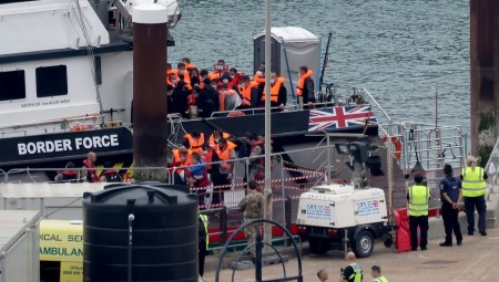 بريطانيا.. تجاوز عدد المهاجرين الذين عبروا القنال الإنجليزي إجمالي عدد المهاجرين لعام 2021