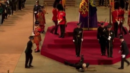 إغماء أحد حراس نعش الملكة إليزابيث يتسبب في انقطاع البث المباشر