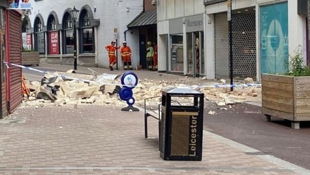 بريطانيا... إصابة مواطن  بعد انهيار جزء من مبنى في شارع بوسط مدينة ليستر