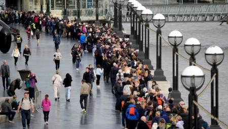 بالصور: بريطانيا.. طوابير انتظار تصل حتى 11 ساعة لرؤية الملكة إليزابيث للمرة الأخيرة