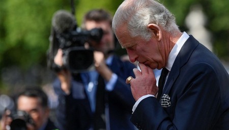 الملك تشارلز وزوجته كاميلا كانا الوحيدين بجانب الملكة إليزابيث عند وفاتها