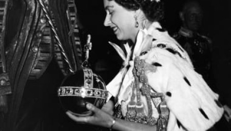 جنوب أفريقيا تطالب العائلة المالكة البريطانية بإعادة ماسة النجمة الكبرى لأفريقيا وتعويضها عن السرقة