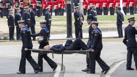 ضابط شرطة يفقد وعيه قبيل وصول نعش الملكة إليزابيث بدقائق