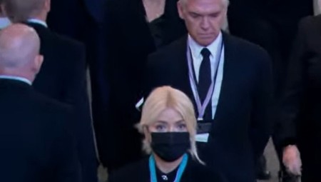 منتجو برنامج بريطاني يعربون عن مخاوفهم من استقالة مقدمته بسبب فضيحة تجاوزها طوابيرالنظر إلى نعش الملكة إليزابيث