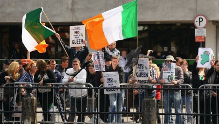 تظاهرات في أيرلندا تنتهي بإلقاء تابوت كتب عليه لترقد الإمبراطورية البريطانية بسلام في النهر