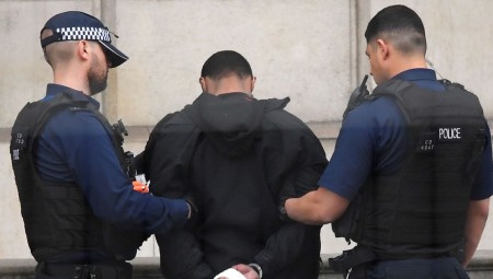 الشرطة تعتقل رجلا في اللحظات الأخيرة قبل فراره من البلاد بعد اصطدامه بمشاة في لندن