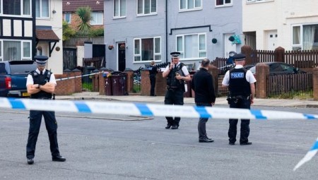 إصابة طفل بجروح خطيرة في رأسه وجسده بعد انفجار عبوة ألعاب نارية في ميرسيسايد