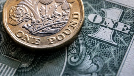 الجنيه الإسترليني يهبط إلى أدنى مستوى مسجل له أمام الدولار