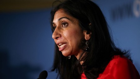 وزير الداخلية البريطانية تنتقد الشرطة لاستخدامها الخاطئ لضمائر المتهمين المتحولين جنسياً