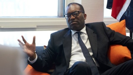 وزير الخزانة البريطاني يعترف بأن ميزانيته المصغرة تسببت في اضطراب طفيف