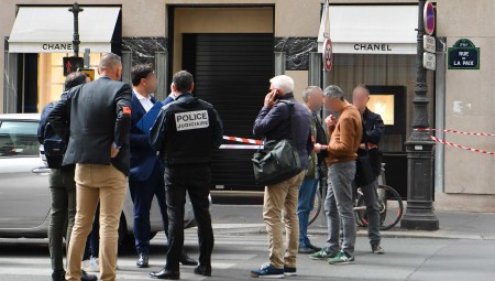 باريس .. محل لشانيل يتعرض للسرقة