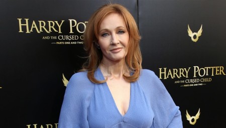 الكاتبة البريطانية رولينغ تكشف عن تعرضها للتهديد بعد تعليقها على الاعتداء على رشدي