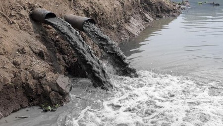 الحكومة البريطانية تنوي وقف تدفق مياه المجاري إلى البحر