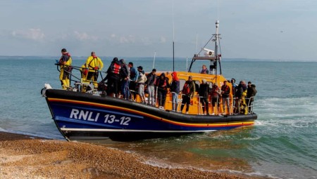 تقارير: الداخلية البريطانية تخاطر بحياة مئات الأطفال اللاجئين بسبب التقييم الخاطئ لأعمارهم