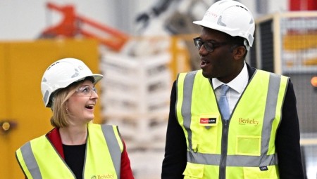 استطلاع: أكثر من نصف البريطانيين يطالبون برحيل رئيسة وزراء بريطانيا الجديدة ووزير الخزانة