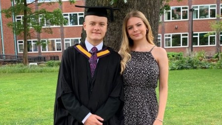 بريطانية تطلق حملة لتقديم دعم للطلاب.. بعد انتحار شقيقها دون أن تلاحظ الجامعة أنه غائب حتى