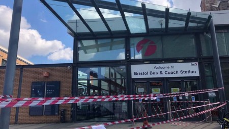 سائقو حافلات في بريستول متهمون بمنع طالبي اللجوء من الركوب والشرطة تتدخل