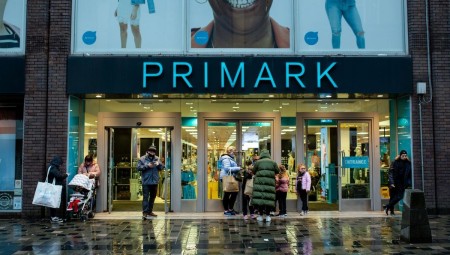 سلسلة Primark تخصص غرف قياس للسيدات فقط بعد حادثة اقتحام غرفة من قبل رجلين