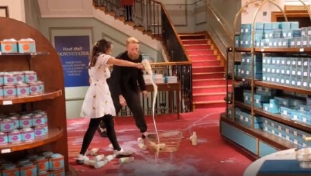 بالصور.. ناشطان نباتيان يقتحمان أرقى متاجر لندن للتخلص من منتجات الحليب بطريقة فوضوية 