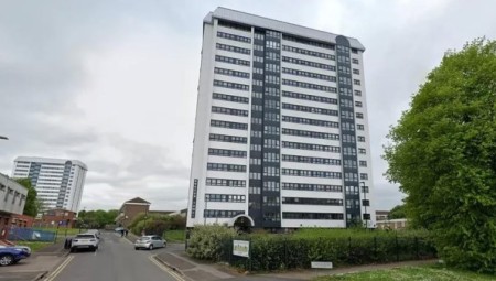 الشرطة البريطانية تحقق في جريمة قتل بعد العثور على جثة رجل ملقاة بالقرب من مبنى شاهق