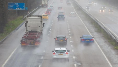 الأرصاد الجوية ببريطانيا تحذر المواطنين من عواصف رعدية ستشهدها البلاد الأيام المقبلة