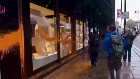 (فيديو) ناشطون بيئيون يهاجمون متجر هارودز بإلقاء الطلاء على زجاجه وجدرانه