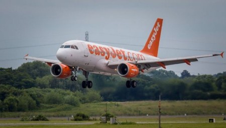 الشرطة البريطانية تعتقل 3 أشخاص بسبب تحذير أمني على متن طائرة إيزي جت