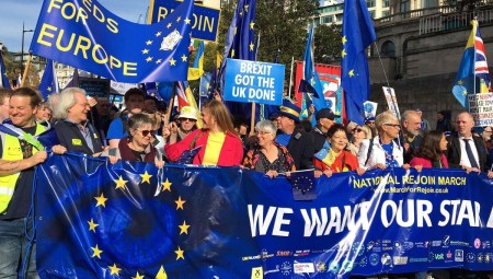 مسيرة حاشدة في لندن تطالب بإعادة الانضمام للاتحاد الأوروبي