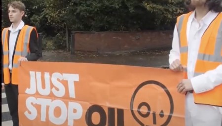 بالفيديو/ بريطانيا: ناشطو حركة أوقفوا النفط يحتجون على طريقة البيتلز في شارع آبي رود