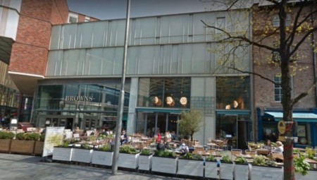 في ظروف غامضة... مراهق بريطاني ينهار ويموت أمام عائلته وأصدقائه بمطعم شهير في ليفربول