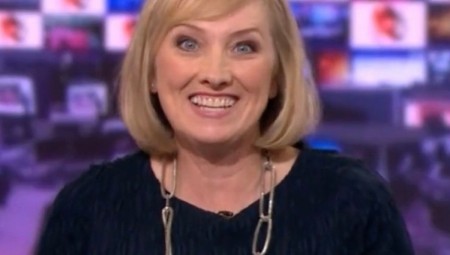 بسبب ابتهاجها لانسحاب جونسون من السباق الانتخابي.. بي بي سي توقف مذيعة عن العمل