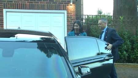 (فيديو): وزيرة الداخلية البريطانية تهرب من ملاحقة الصحفيين لها أمام منزلها