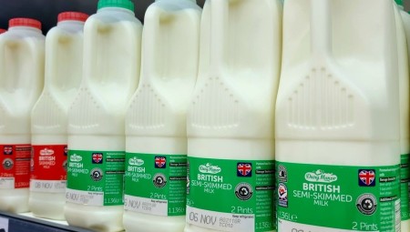 Lidl تستبدل أغطية زجاجات الحليب الخضراء بأخرى شفافة للتقليل من نفايات البلاستيك