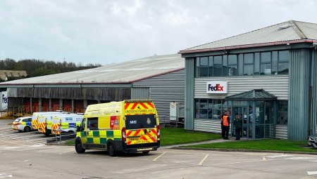 بريطانيا... وفاة رجل مسن بعد طعنة في مستودع FedEx... والقبض على رجل يشتبه بتورطه في الحادثة