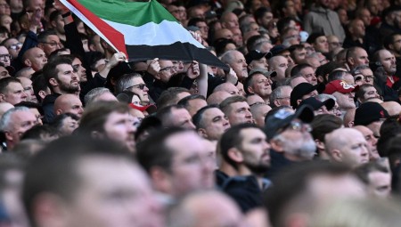 العلم الفلسطيني يرفرف في مباراة ليفربول وإيفرتون