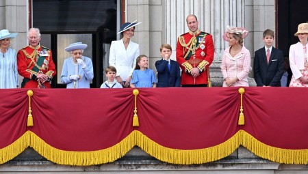 الملكة إليزابيث تطل من شرفة قصر باكنغهام مع بدء الاحتفالات باليوبيل البلاتيني