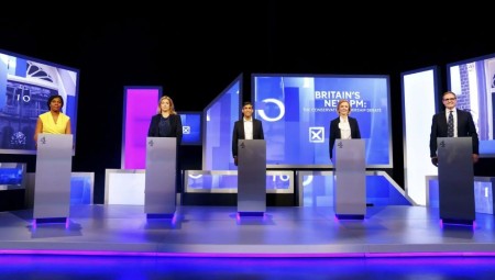 المرشحون لخلافة جونسون يختلفون حول الضرائب في أول مناظرة تلفزيونية