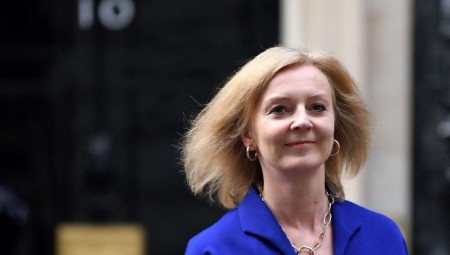 تراس تدافع عن خطة خفض الضرائب رغم اضطراب الأسواق