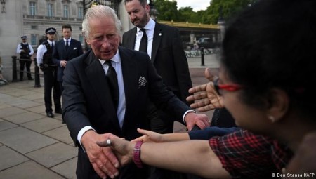 الملك تشارلز وولي العهد يصافحان الحشود في صف الانتظار لوداع الملكة